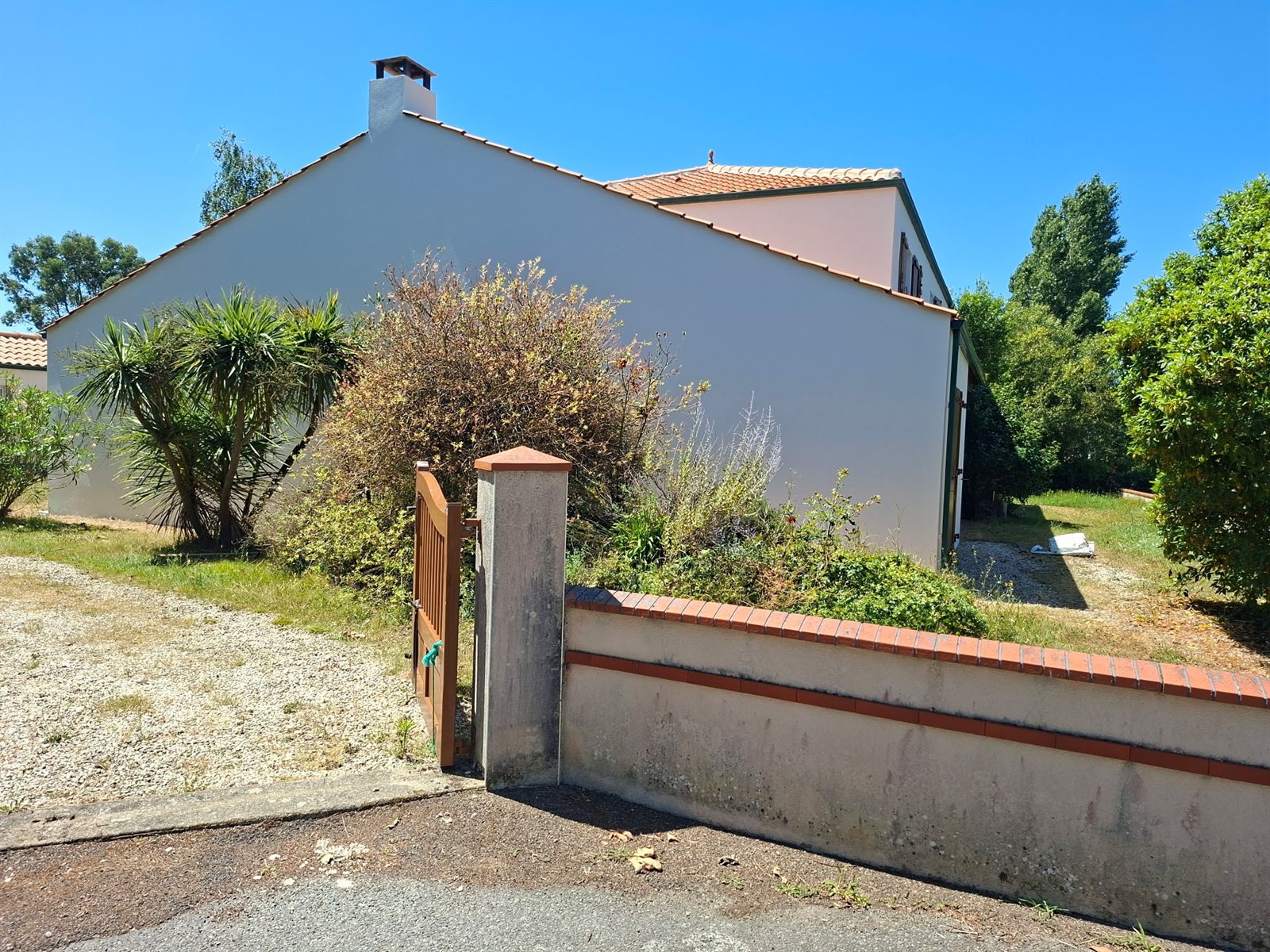 Façade et muret remis en peinture sur une réalisation Habitat Pro Renov